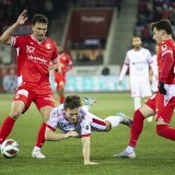 Valmir Matoshi (FCT), Nias Hefti (SIO) und Daniel Dos Santos (FCT), von links, in Aktion im Challenge League Spiel zwischen dem FC Thun und dem FC Sion, am Montag, 22. April 2024 in der Stockhorn Arena in Thun. (KEYSTONE/Peter Klaunzer)